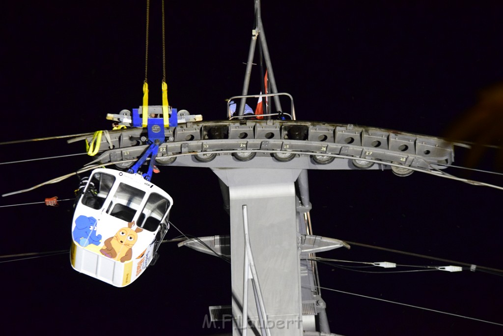 Koelner Seilbahn Gondel blieb haengen Koeln Linksrheinisch P904.JPG - Miklos Laubert